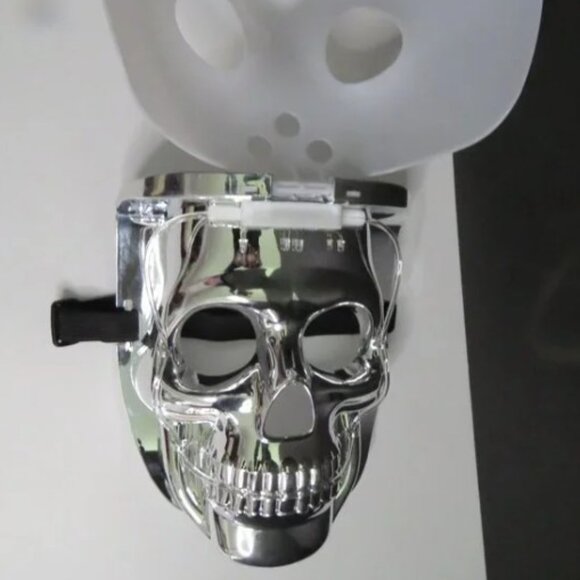 Scream Silver Skull Mask with White Top/Cover Has LED Lights On the Skull - Picture 5 of 6